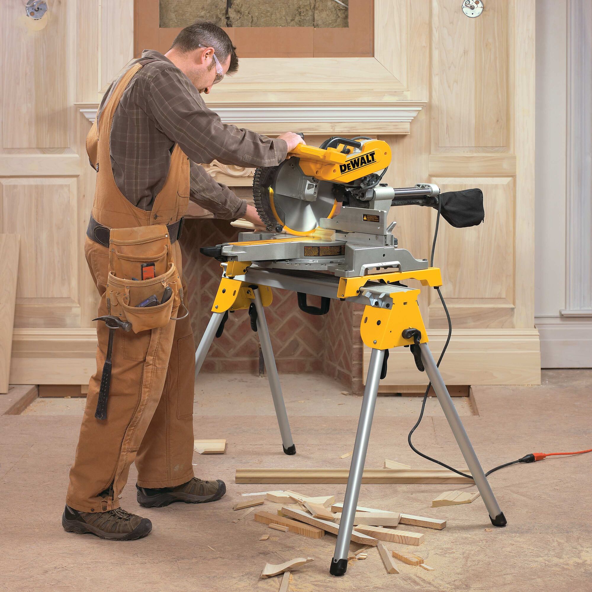 Dewalt compound outlet saw